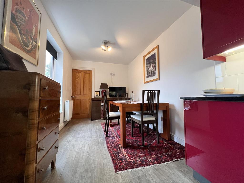 Kitchen/Dining Room: