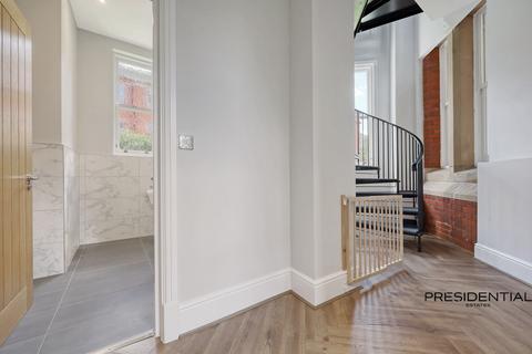undefined, Brandesbury Square IG8