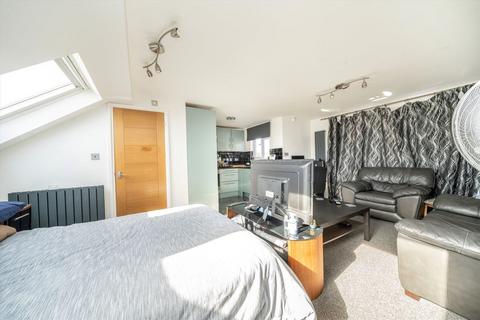22 Glasbrook Avenue, Twickenham, TW2 6AH