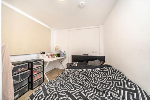 22 Glasbrook Avenue, Twickenham, TW2 6AH