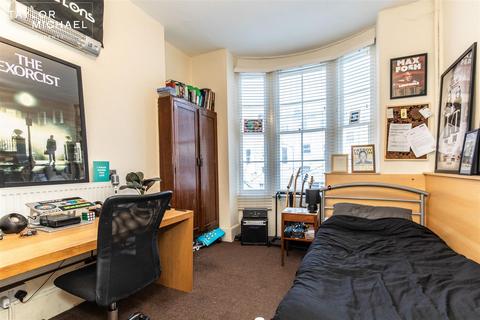 1 bedroom in a house share to rent, Bedford Square, Brighton