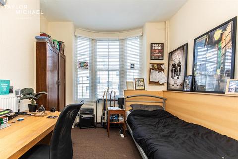 1 bedroom in a house share to rent, Bedford Square, Brighton