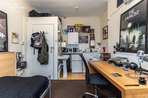 1 bedroom in a house share to rent, Bedford Square, Brighton