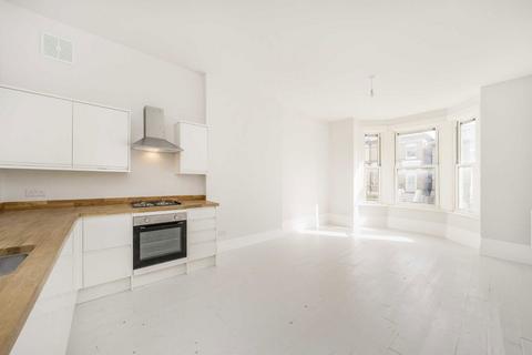 2 bedroom flat to rent, Endlesham Road, London SW12