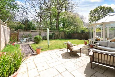 68 Farm Close, East Grinstead, RH19 3QG