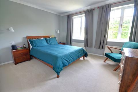 68 Farm Close, East Grinstead, RH19 3QG