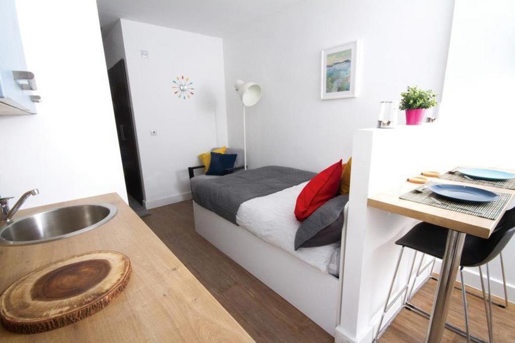 This cozy double bedroom features a well-organi...