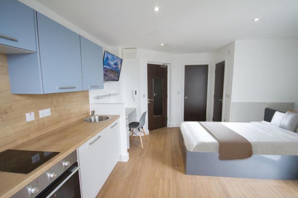This stylish double bedroom offers a modern liv...