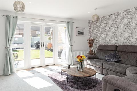 14 Blunden Way, Horley, RH6 8GJ