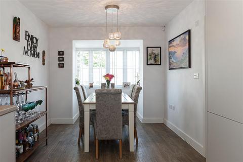 14 Blunden Way, Horley, RH6 8GJ