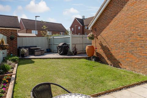 14 Blunden Way, Horley, RH6 8GJ