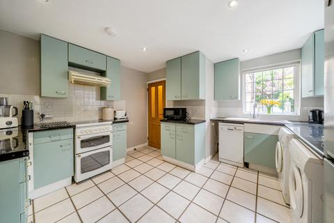 9 Fenns Lane, West End, Woking, GU24 9QF