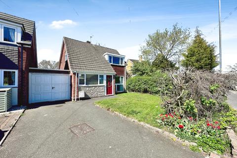 18 Castle Drive, Willenhall, WV12 4QY
