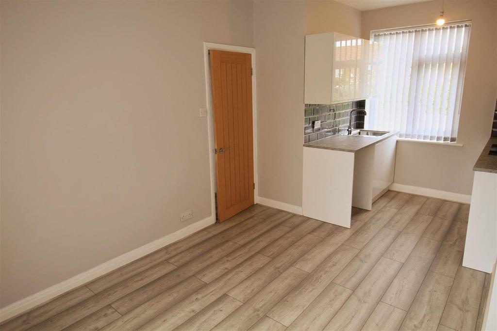 Lounge Kitchen 2.jpg