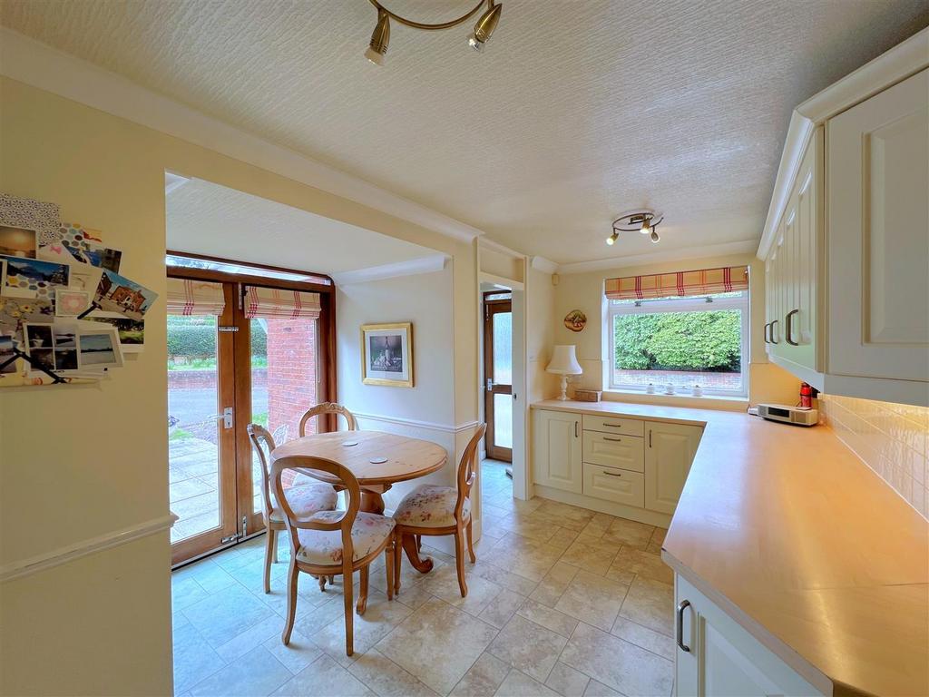 Kitchen 2.jpg