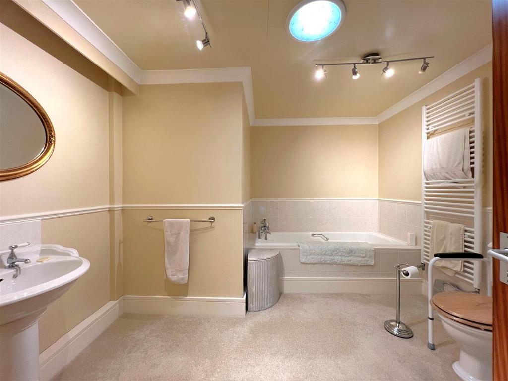Bathroom 1.jpg