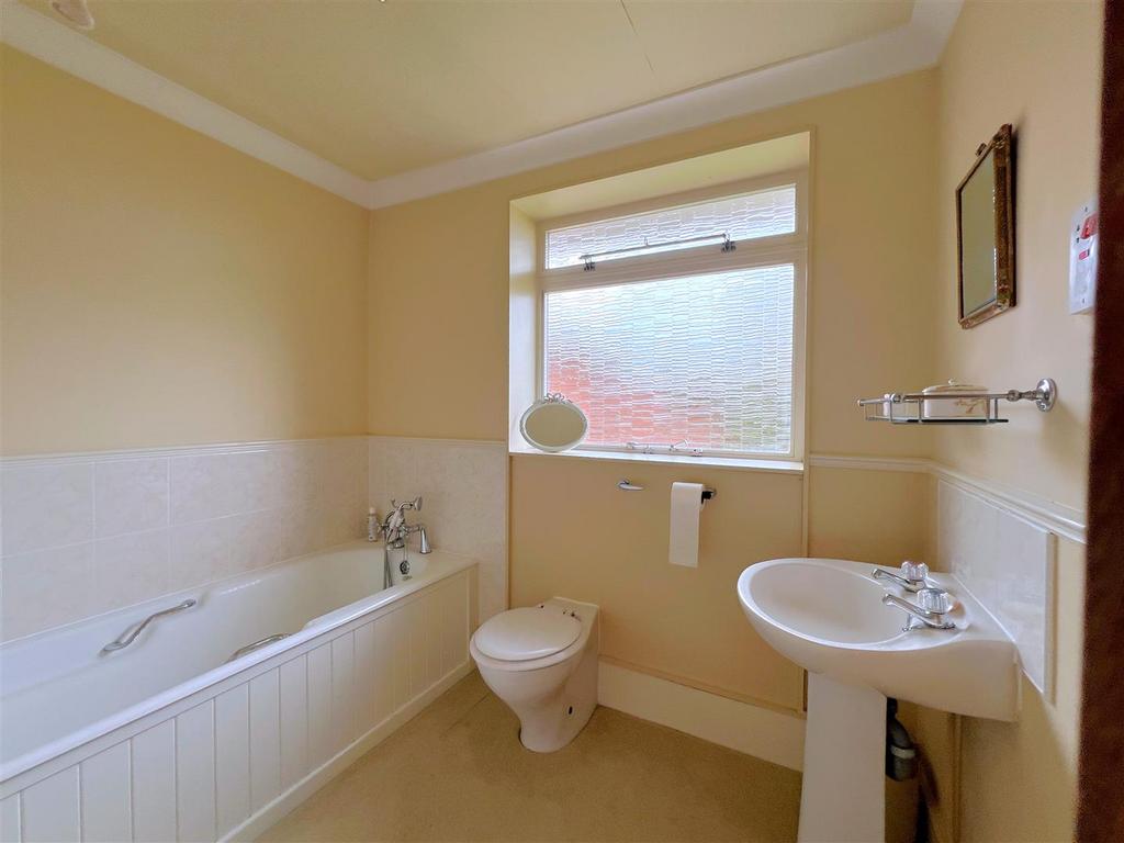 Ensuite 1.jpg
