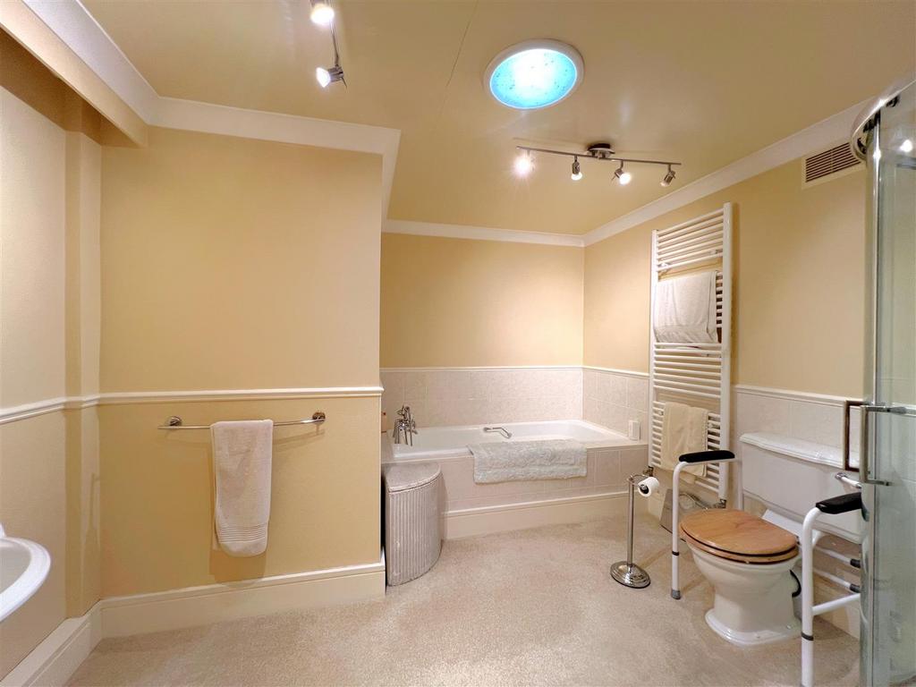 Bathroom 2.jpg