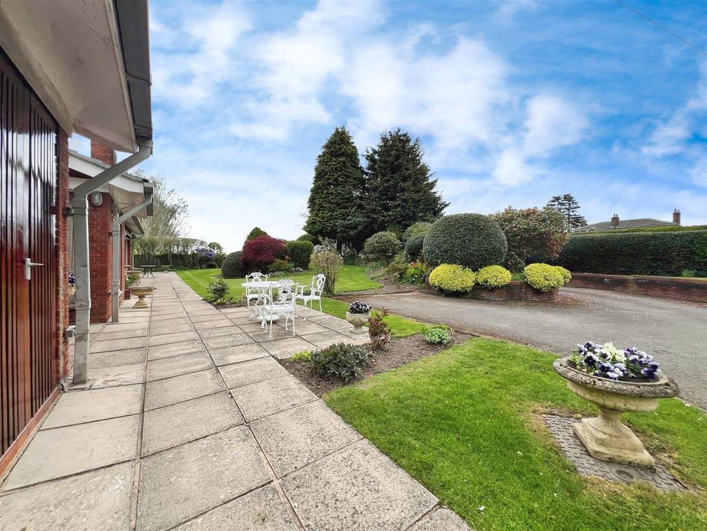 50e3cef2-front 20garden 202.jpg