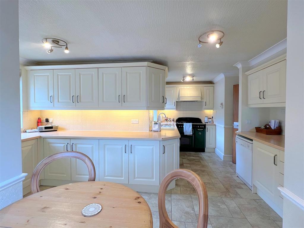 Kitchen 1.jpg