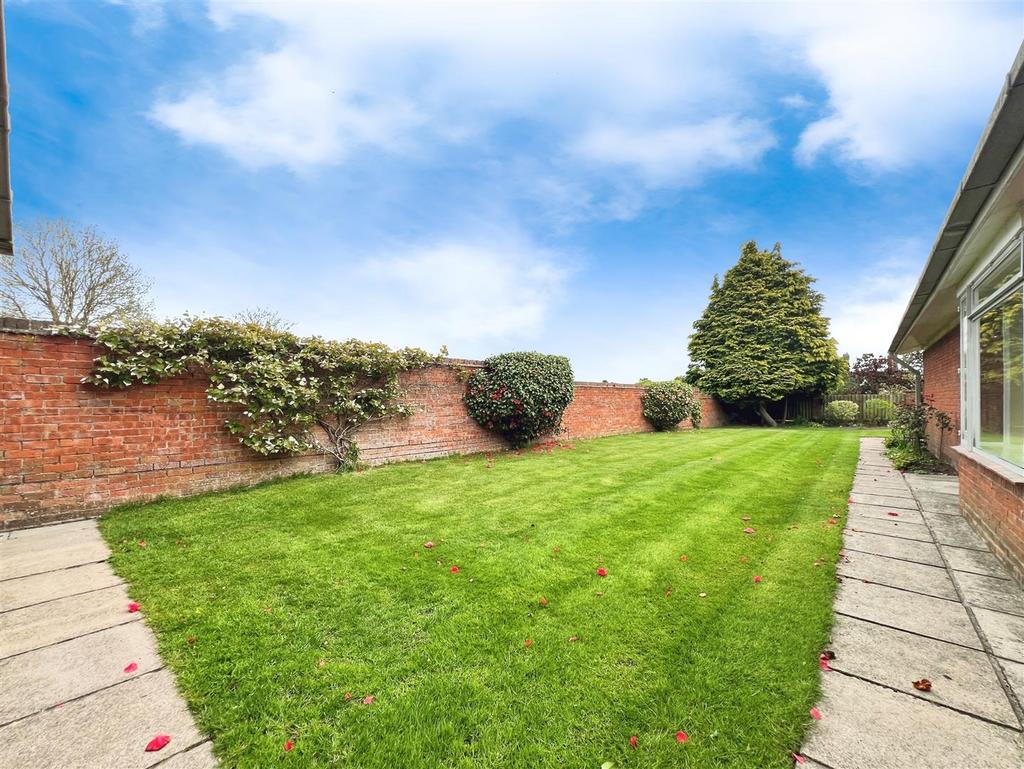 E52cde6b-rear 20garden.jpg