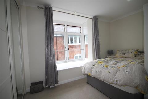 Studio to rent, ST MARTINS WALK, DORKING, RH4