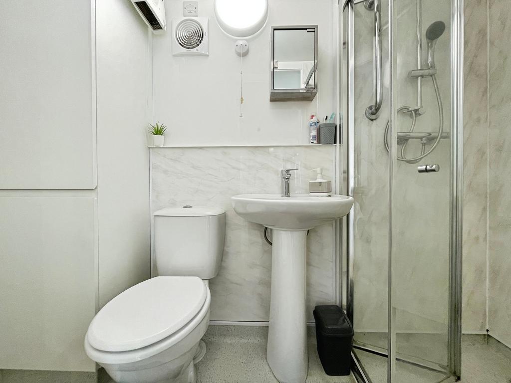 Annexe Shower Room
