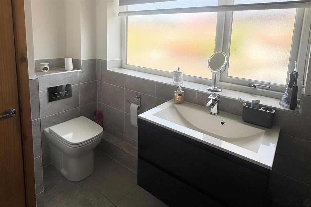 Bathroom 4.jpg