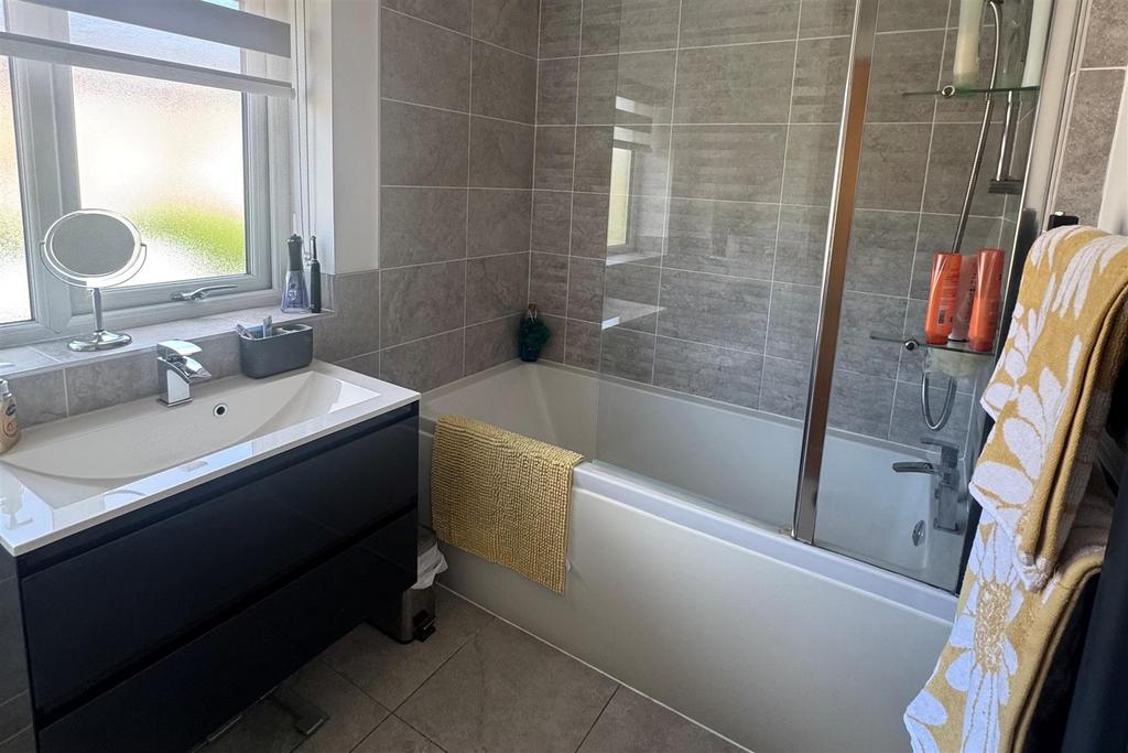Bathroom 1.jpg