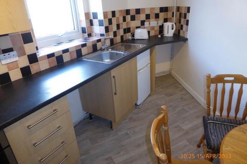 2 bedroom flat to rent, Carmarthen, ,