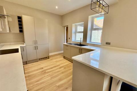 4 Esplanade, Hornsea, HU18 1NE