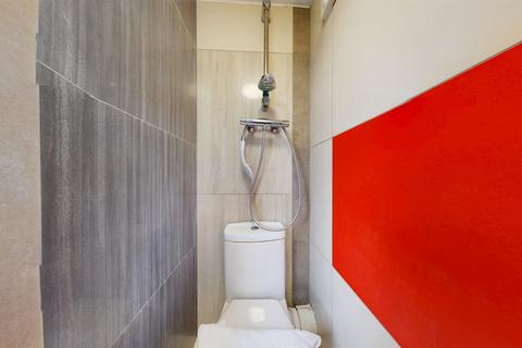 Studio to rent, Talbot Square, London