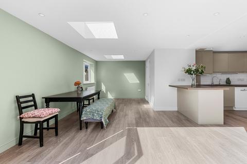 71 Chestnut Road, London, SW20 8ED