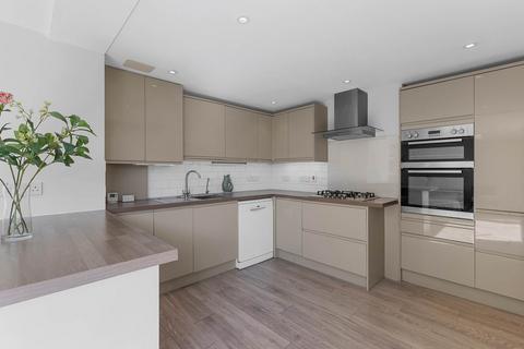 71 Chestnut Road, London, SW20 8ED