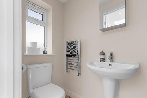 71 Chestnut Road, London, SW20 8ED