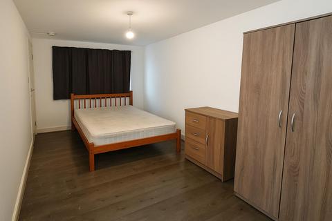 Studio to rent, Turnpike Lane, London N8