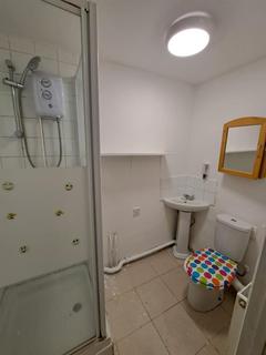 Studio to rent, Turnpike Lane, London N8