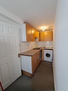 Studio to rent, Turnpike Lane, London N8