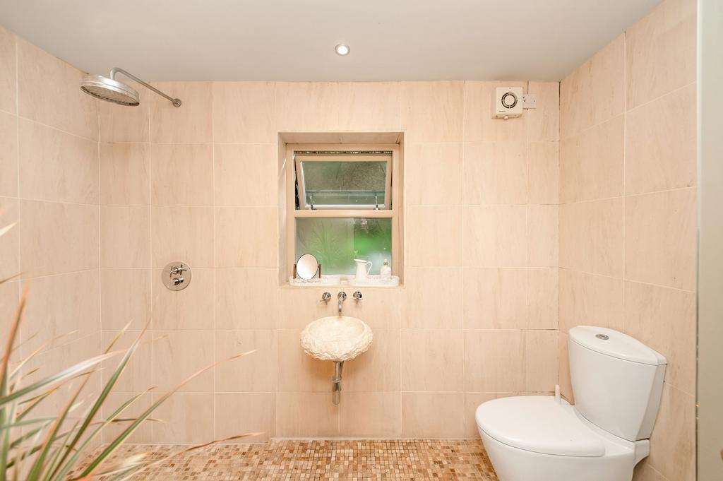 En suite to bedroom one