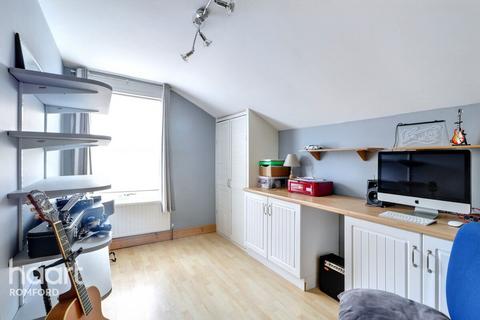 3 bedroom semi-detached house for sale, Drummond Road, Romford, RM7 7EJ