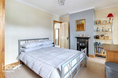 3 bedroom semi-detached house for sale, Drummond Road, Romford, RM7 7EJ