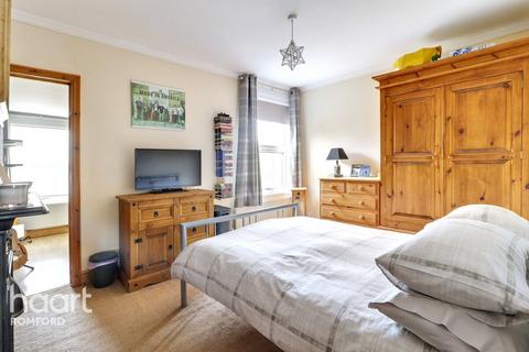 3 bedroom semi-detached house for sale, Drummond Road, Romford, RM7 7EJ