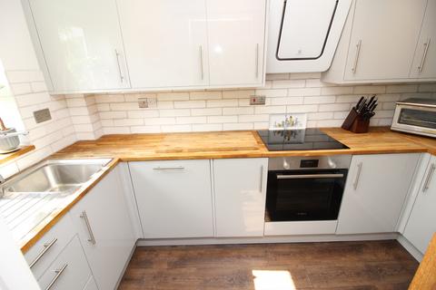 3 Handside Close, Worcester Park, KT4 8QG