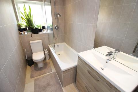 3 Handside Close, Worcester Park, KT4 8QG