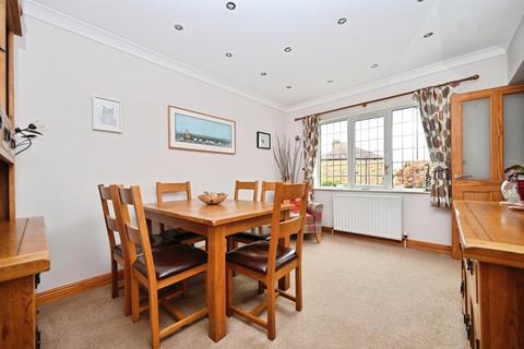 62 Moorland Crescent, Guiseley, Leeds, LS20 9EF