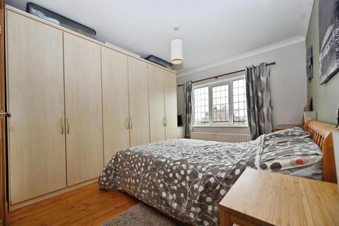 62 Moorland Crescent, Guiseley, Leeds, LS20 9EF
