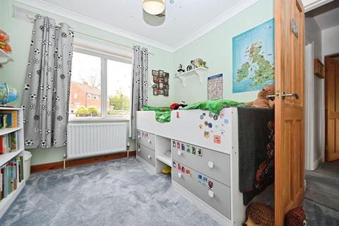 62 Moorland Crescent, Guiseley, Leeds, LS20 9EF