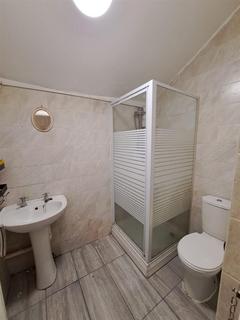 Studio to rent, Turnpike Lane, London N8
