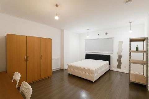 Studio to rent, Turnpike Lane, London N8