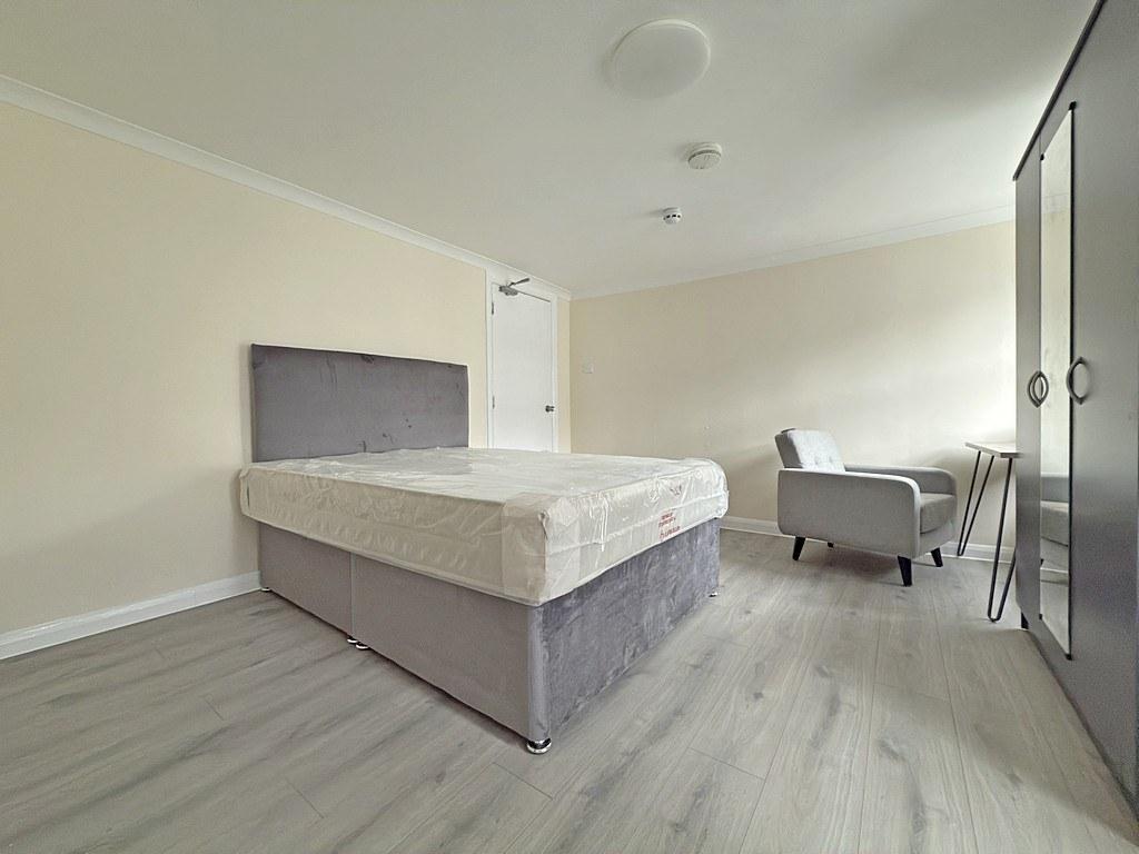 Lovely Recently Refurbished Studio in heart of Ho